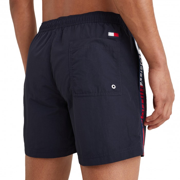  Mittellange Badeshorts mit Logo-Tape Tommy - navy - TOMMY HILFIGER UM0UM02508-DW5 